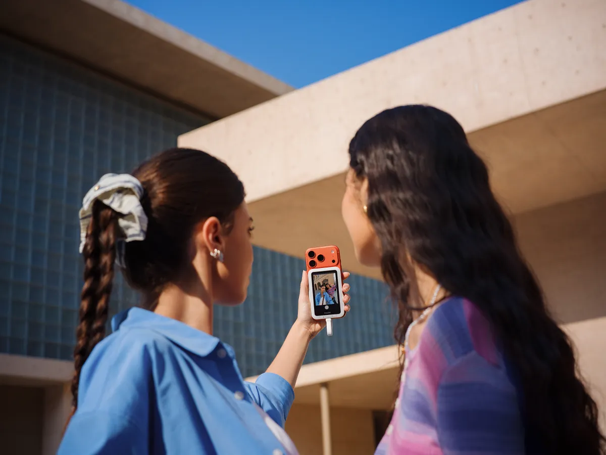 Insta360 Snap 手機自拍螢幕正是為了解決後置鏡頭無法即時預覽的問題而誕生