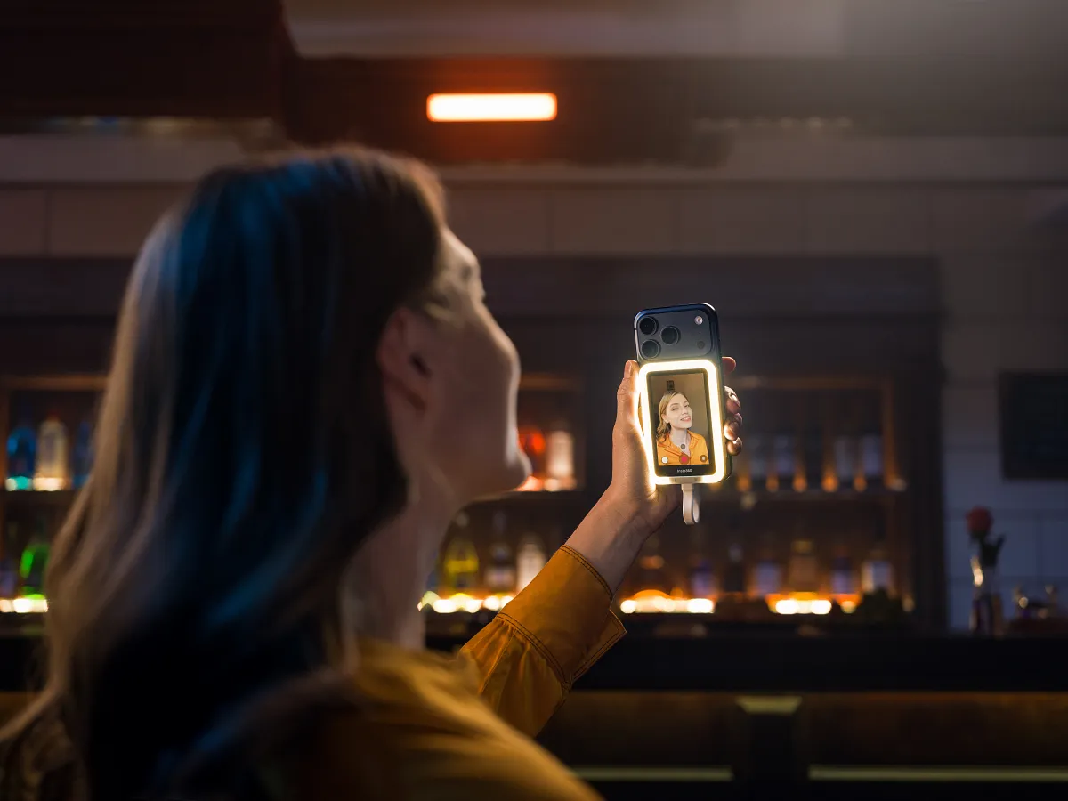 Snap 手機自拍螢
幕（補光版）兩款版本，後者是與美妝光學品牌 AMIRO 合作打造，內建 可調整亮度與色溫的柔光補光燈