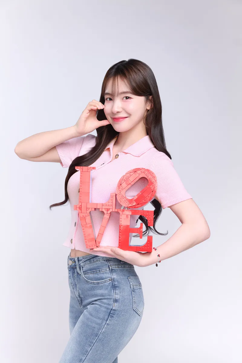 李多慧化身台灣樂高首位「樂高玩樂夥伴」，以充滿想像力的互動展現樂高「玩」的精神，邀請大眾在生活中保持探索與創造。