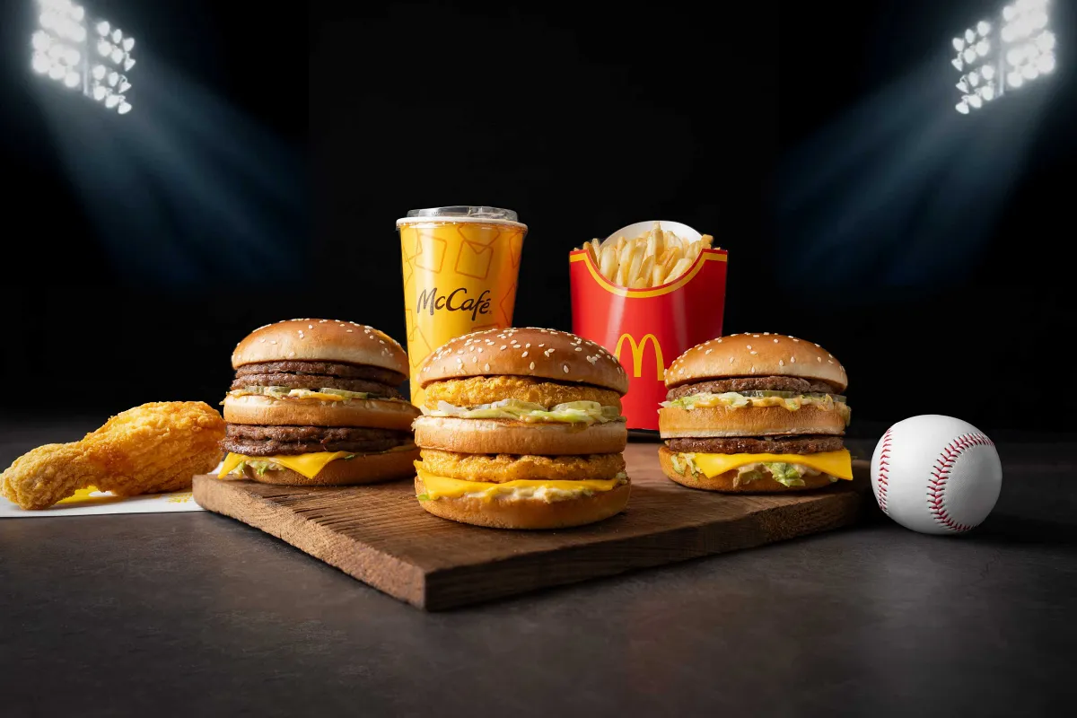 麥當勞「戰勝套餐」餐組內容：大麥克、香雞大麥克、無敵大麥克（3選1）+麥脆雞腿+大薯+經典飲品焦糖奶茶（冰），售價249元起。