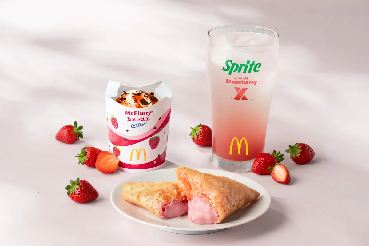 麥當勞草莓季全面升級！日本熱銷「草莓白巧克力三角派」直送登台、草莓冰飲好評回歸