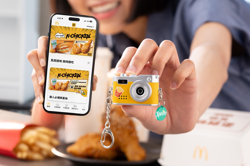 4 月 2 日起至 4月 21 日，麥當勞APP 會員凡使用「韓風香蒜甘醬」系列優惠券，即贈小杯雪碧®，還有機會參加抽獎，贏得限量「蒜你會拍迷你相機」