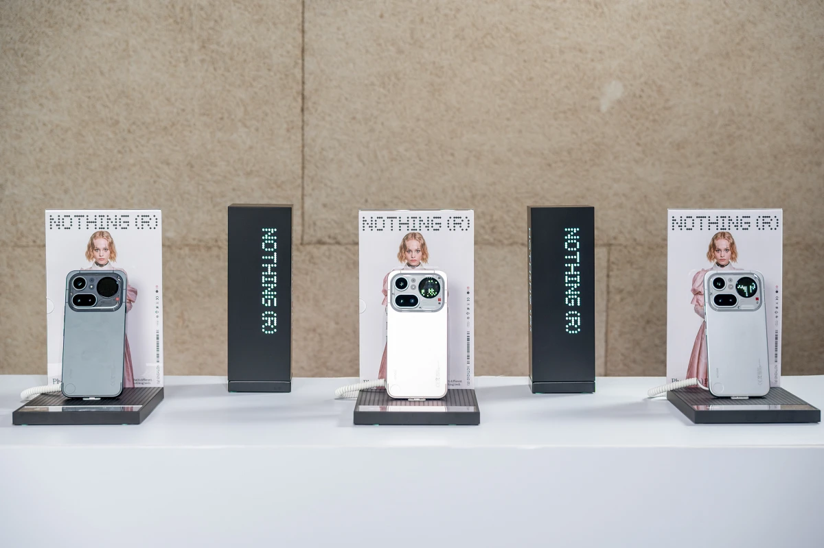 Phone (4a) Pro 共推出黑、銀、粉三色