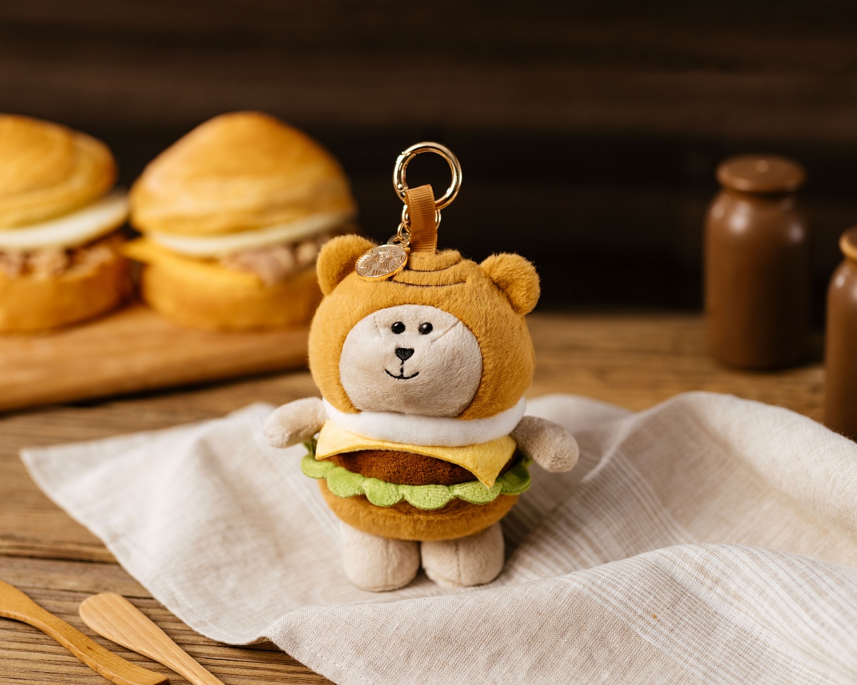 以星巴克暢銷輕食為開發靈感，Bearista化身為香氣十足的「可頌堡裝扮MINI熊寶寶」，蓬鬆夾心層次與圓潤外型細緻呈現，展現充滿趣味的設計巧思，小巧可愛的尺寸適合作為隨身收藏