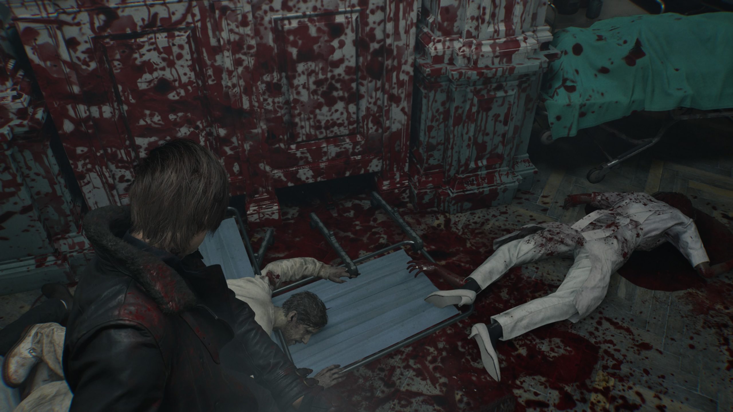 里昂用電鋸時真的很爽，但要小心不要切到自己。