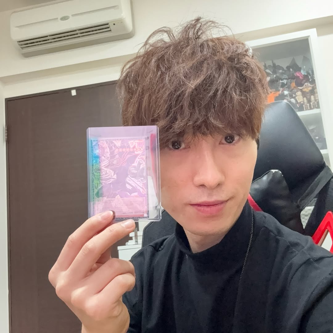 神級的一抽!YouTuber 帥狗直播開卡抽中「超框黑魔導」限量編號卡市價破 130 萬