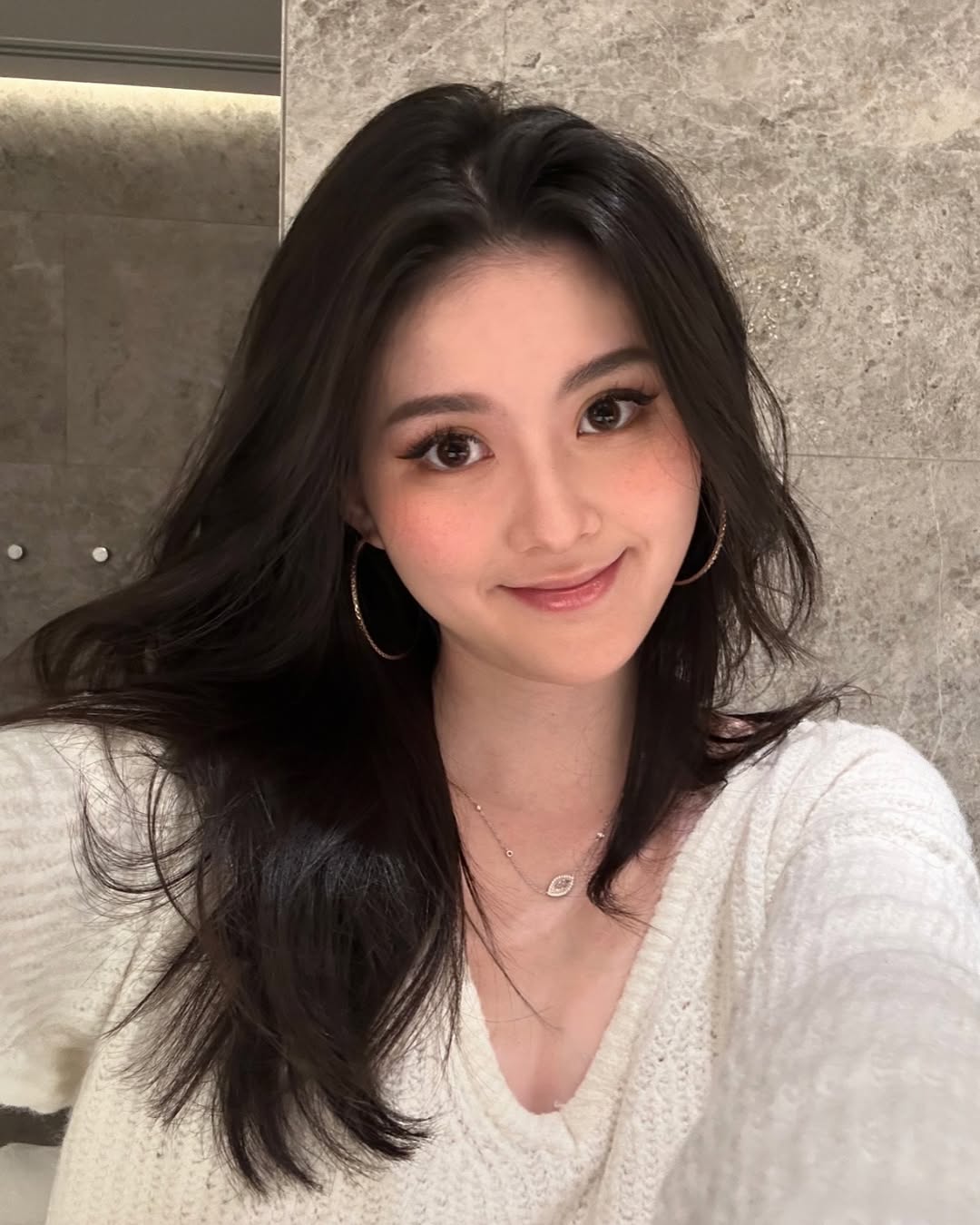 廖思惟跟媽媽孫芸芸一樣都擁有一雙大長腿與烏黑長髮