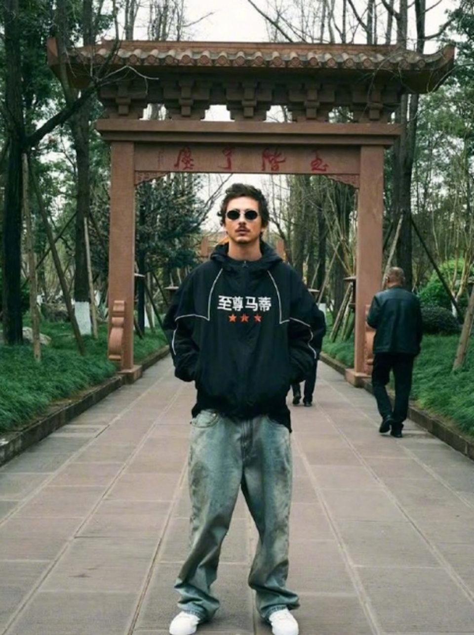 甜茶拍抖音講中文賣霉豆腐，手法太專業！網驚：原來真的不是AI！