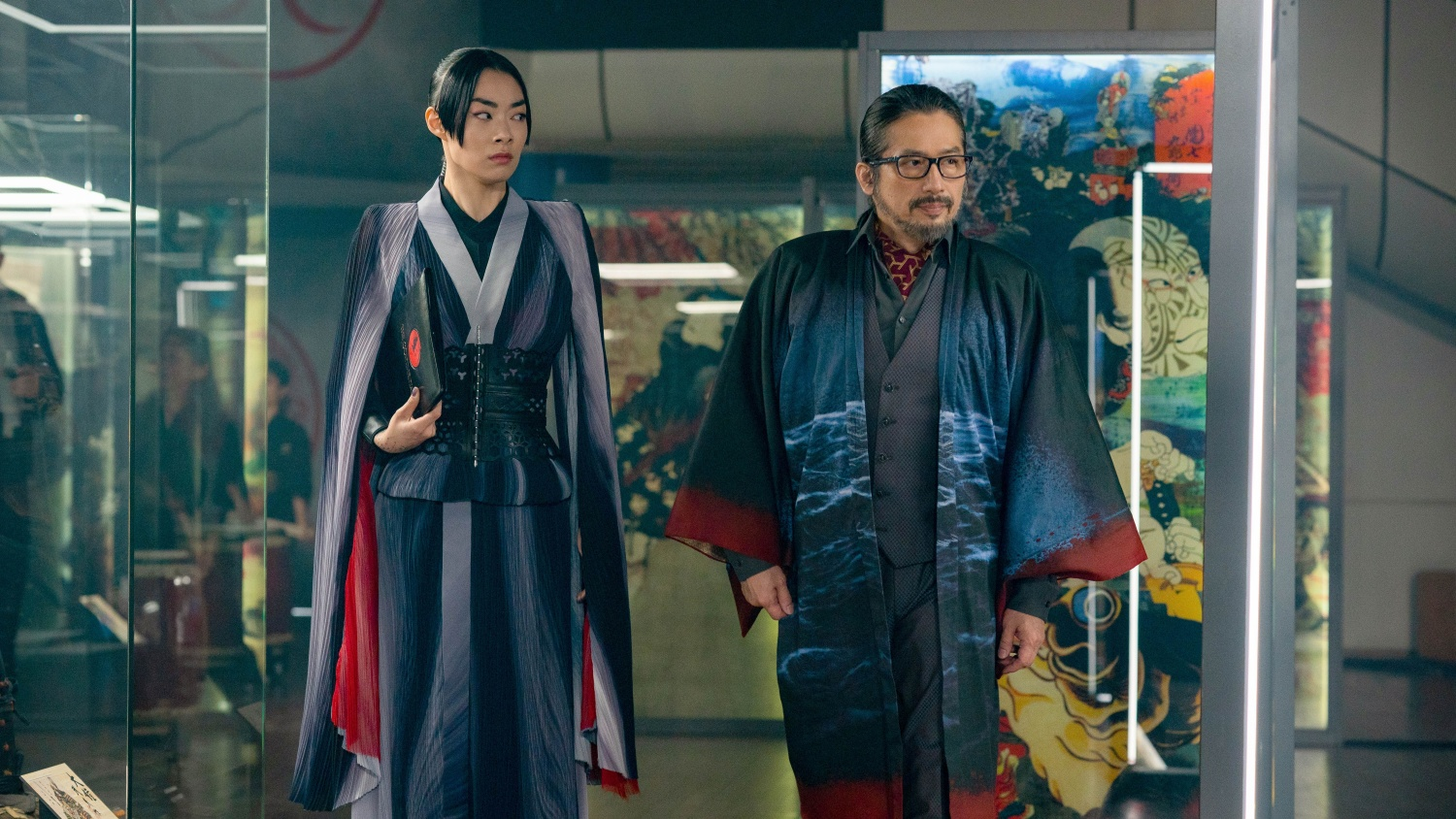 大阪大陸飯店的經理島津浩二（真田廣之 飾演）與女兒明（澤山璃奈 飾演）。