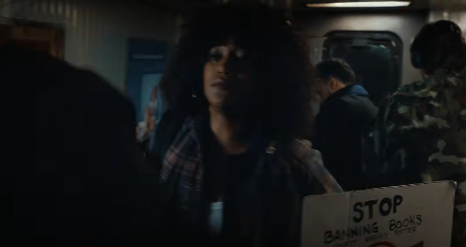 注意看女子手上的標牌。