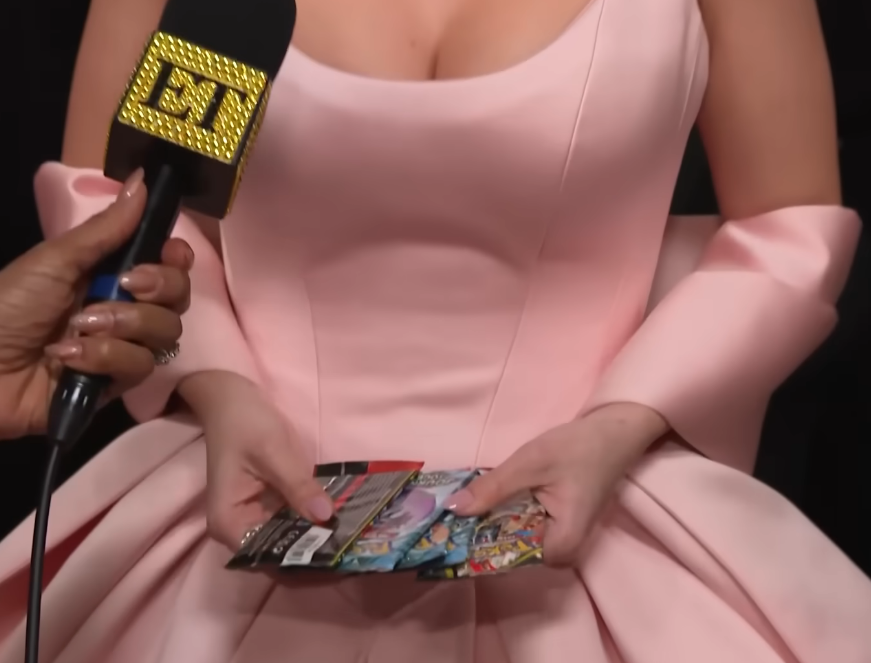 麥肯娜在禮服的口袋藏著寶可夢卡包。