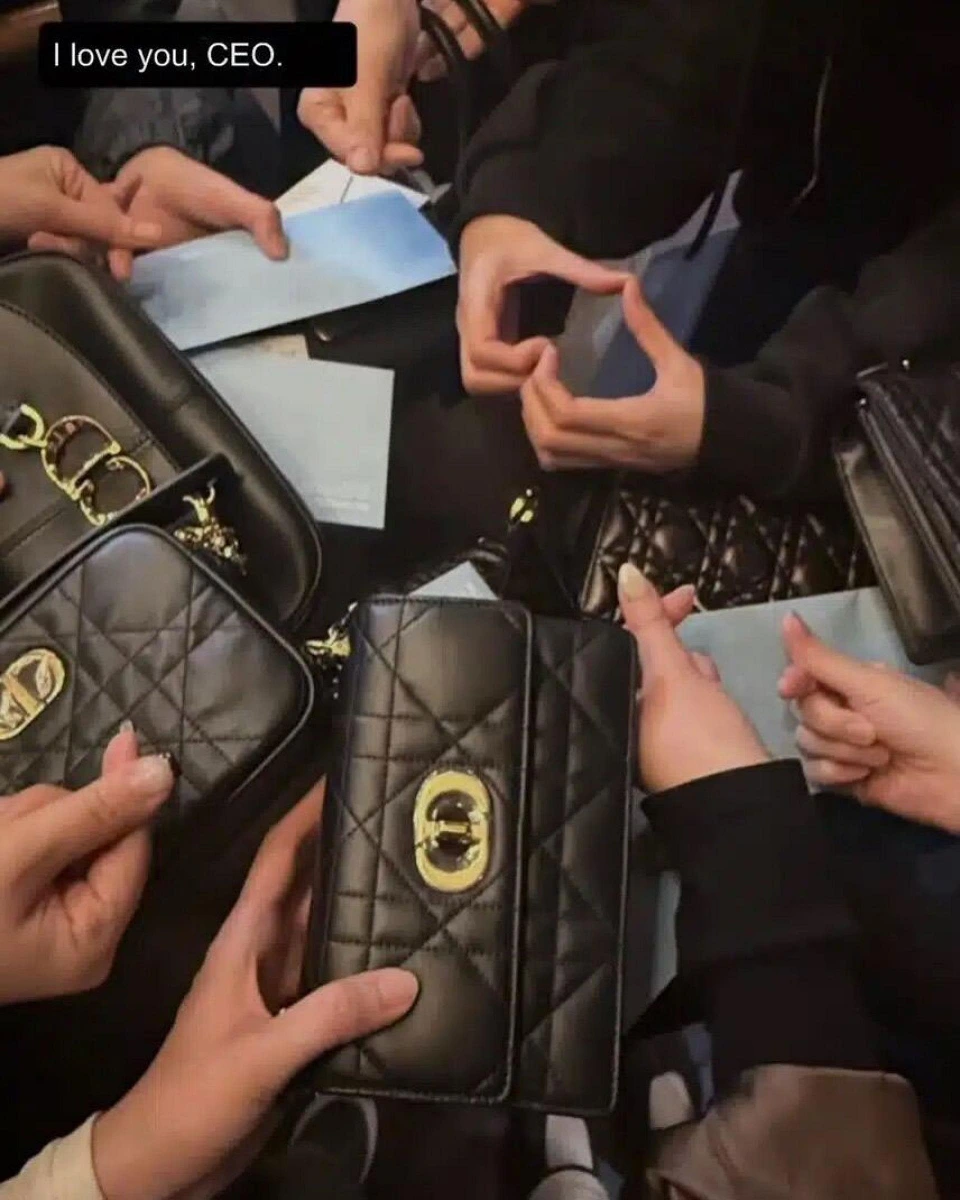 Jisoo社長親送高奢福利!員工曬DIOR開箱照全網羨慕