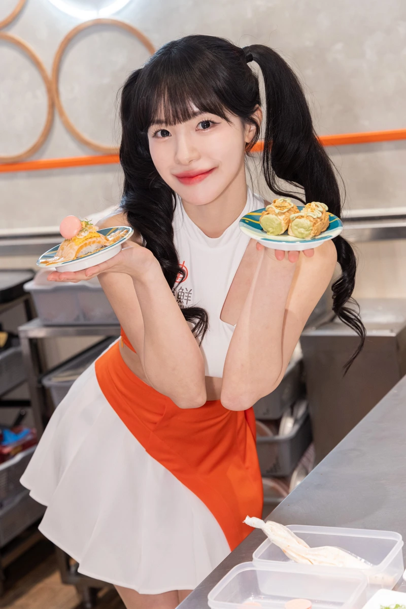 李多慧出席公開自己最喜歡的兩款期間限定新品「甜心馬卡龍炙鮭」與「開心果泡芙」