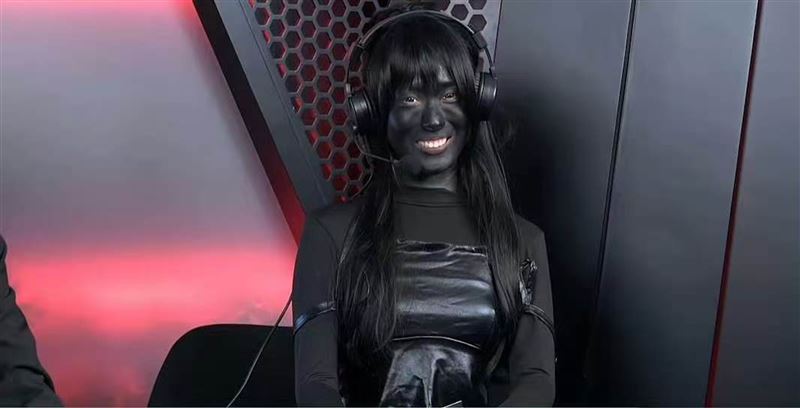 喳喳直接扮成黑衣人。(圖:Apr 2026 China 直播截圖)