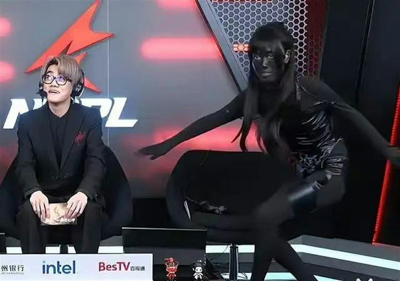 喳喳直接扮成黑衣人。(圖:Apr 2026 China 直播截圖)