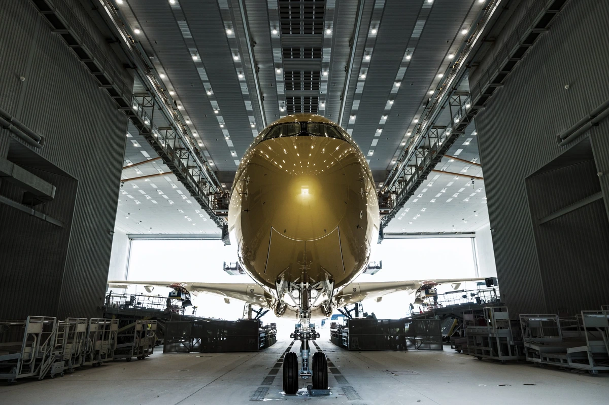 翼尖巧妙融入細膩的金屬漸層設計，讓優雅與力量在三維空間中完美交織