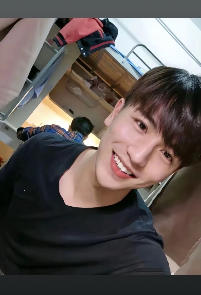 張凌赫學生時期的舊照被翻出