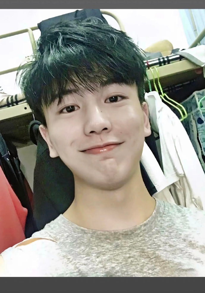 張凌赫學生時期的舊照被翻出