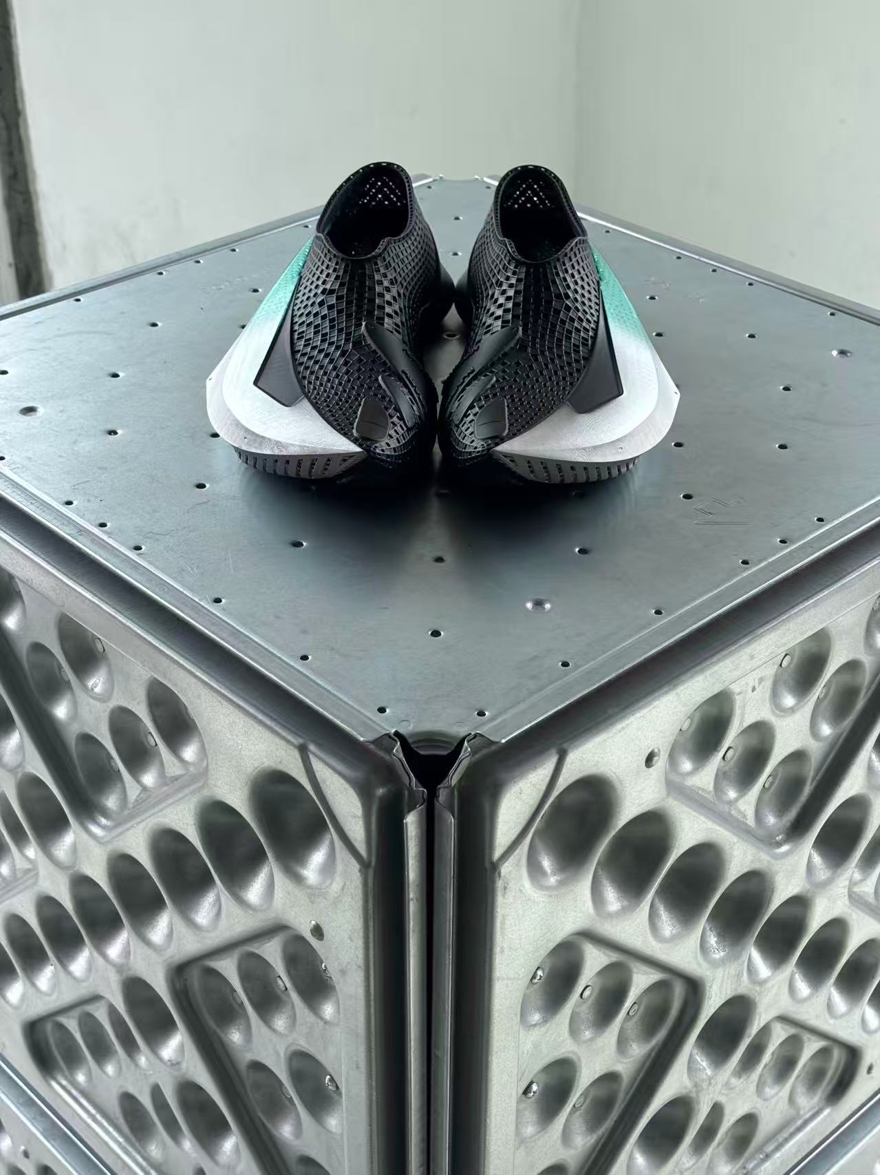 ALIVEFORM x ACRONYM「THE BLADE」鞋款