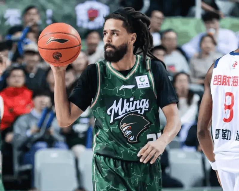 嘻哈巨星 J.Cole 在 CBA 首戰 5 投 0 中，如今僅打一場就宣告將回美國！