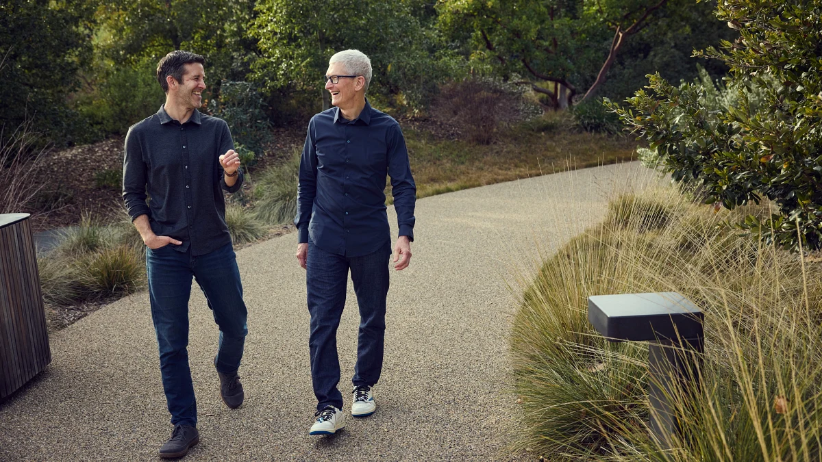 Tim Cook 和 John Ternus 於 Apple Park。
