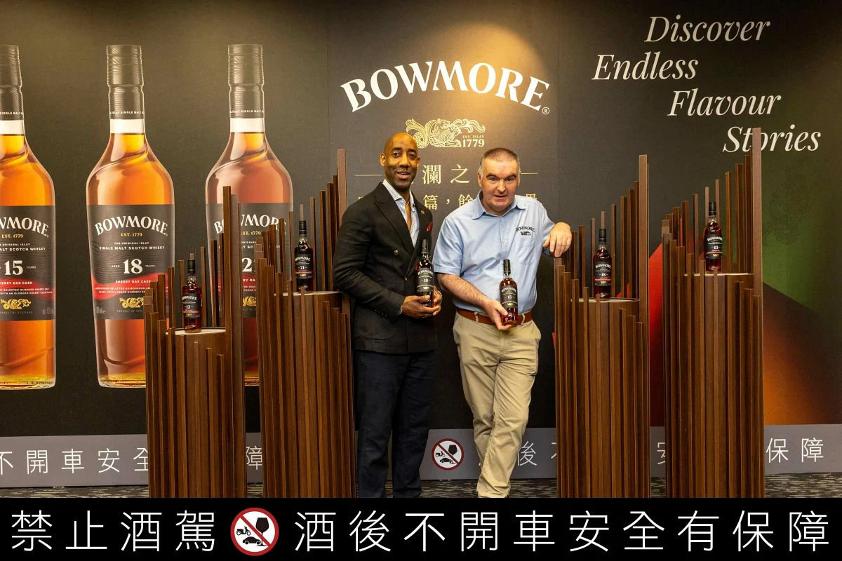 波摩威士忌酒廠經理David Turner（右一）與全球品牌大使Teddy Josep（左一）攜手揭開波摩層層風味的時間密碼。在 David Turner 的工藝敘事之外，Teddy Joseph將風味轉化為可被感知與記憶的體驗共同完成一場從酒廠靈魂到感官層次的完整詮釋。