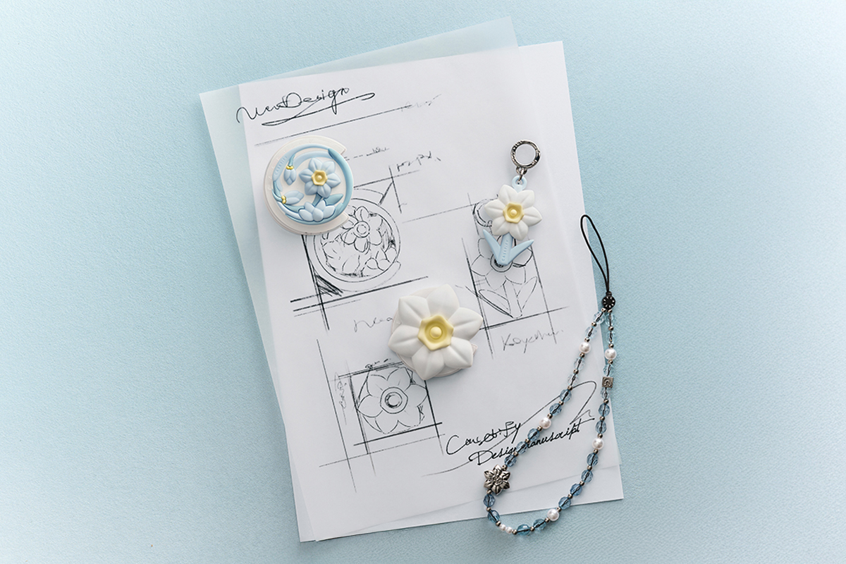 全新花朵手機吊飾、串珠鑰匙圈以水仙的自然意象為靈感，呈現低飽和且清盈透徹的淡藍色調