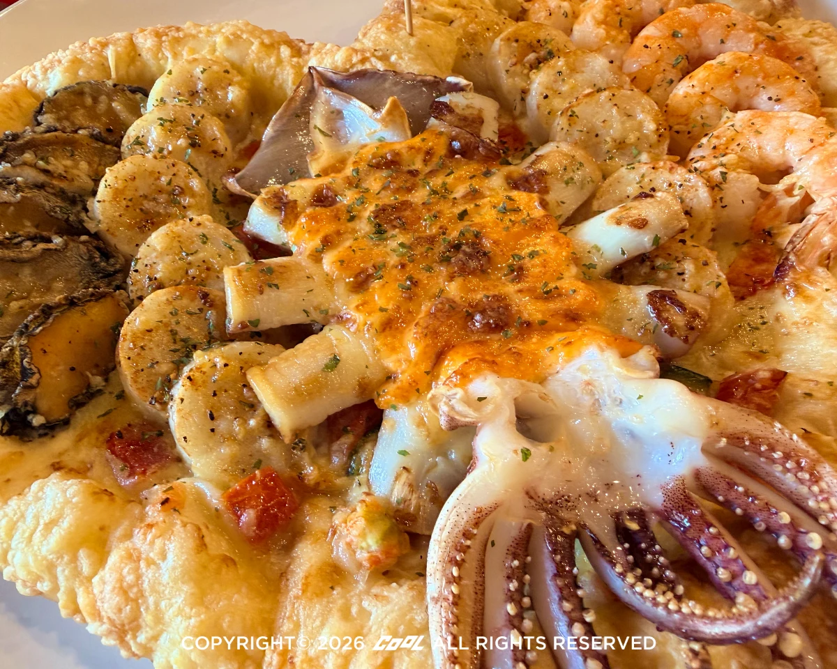 愛心造型比薩上點綴大魷魚、鮑魚、大蝦與干貝