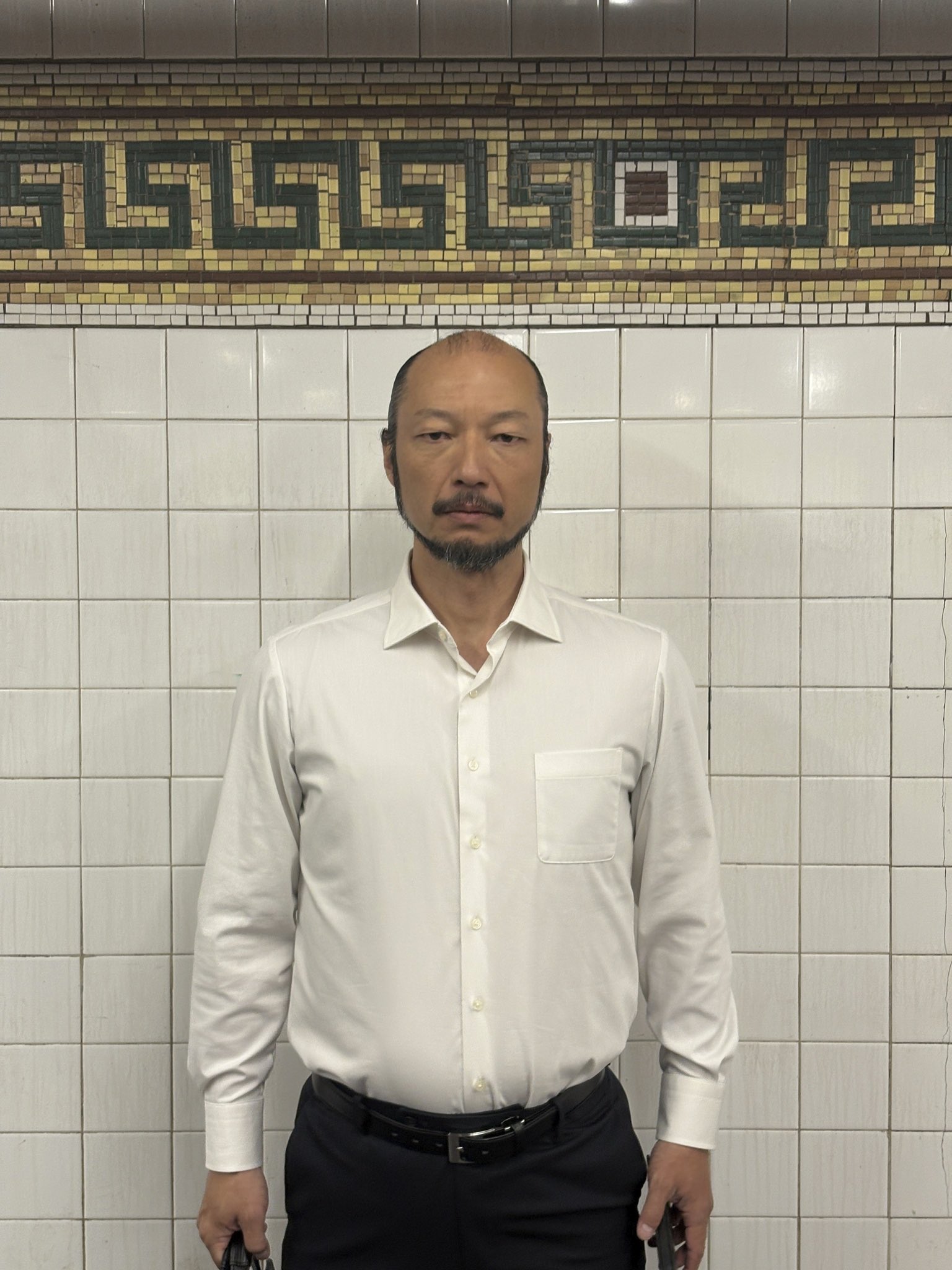 河内大和飾演的行走的男人現身紐約地鐵站。