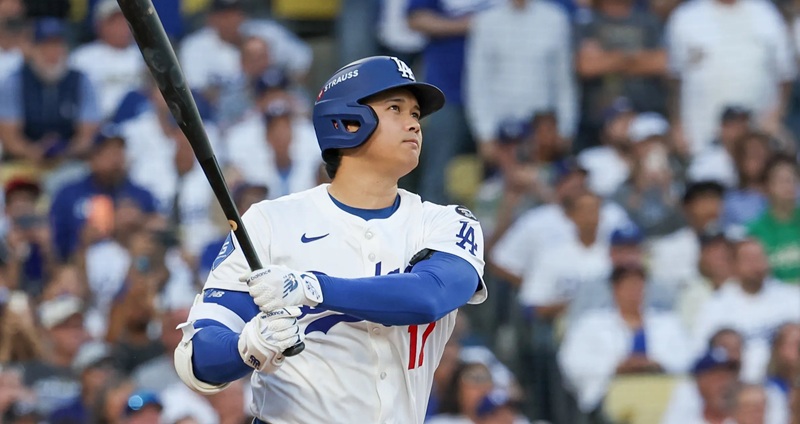 在週日下午於道奇球場舉行的系列賽最終戰,洛杉磯道奇隊巨星大谷翔平連續第二天展現恐怖的開路先鋒火力。他在一局下半面對德州遊騎兵隊強右投、兩屆賽揚獎得主 Jacob deGrom,直接將其第一顆時速 97.9 英里的四縫線速球轟入右外野看台。儘管大谷開局就以全壘打助球隊先拔頭籌,但道奇隊最終仍以 2:5 不敵遊騎兵,無緣完成橫掃。