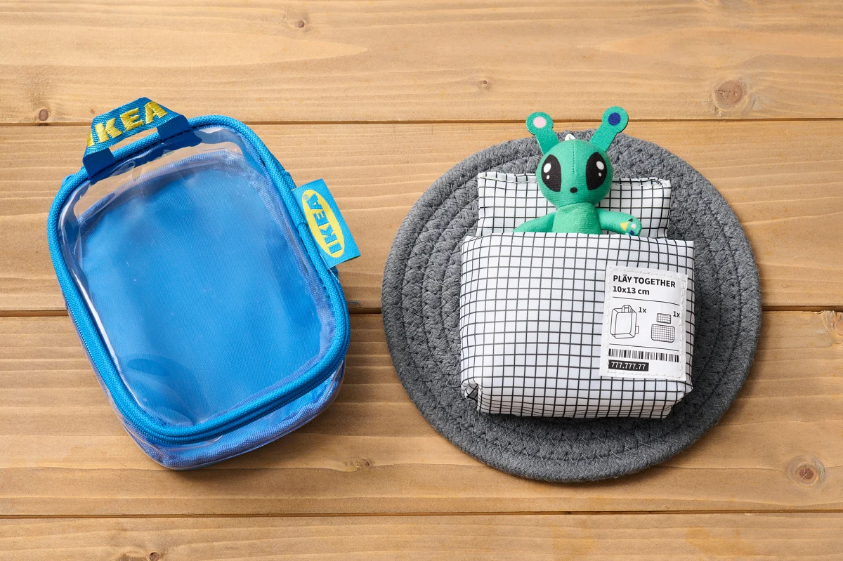 IKEA以可拆式枕頭、棉被打造一張隨身小床，讓娃娃外出時也能擁有舒適小窩好好睡覺。(造型娃包不含玩偶)