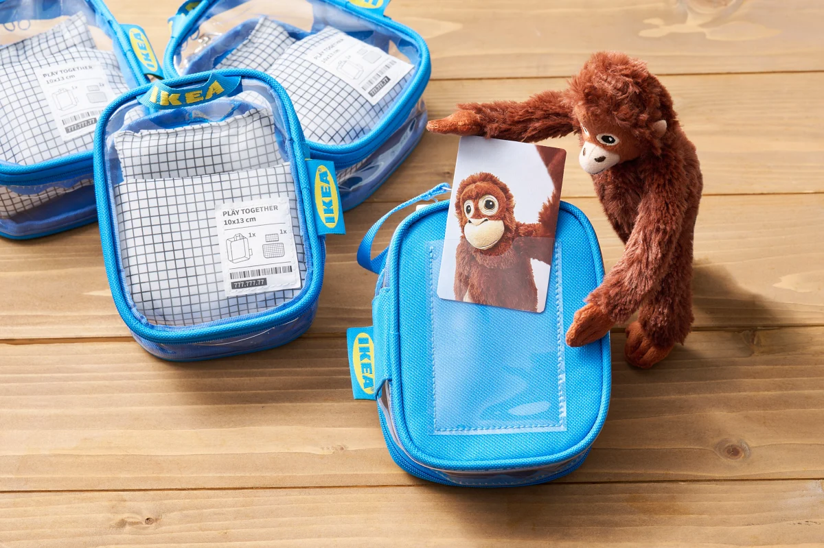 IKEA造型娃包背面貼心設計卡套空間，可收納吊牌或小卡，通勤時也能放入交通卡。(造型娃包不含玩偶)