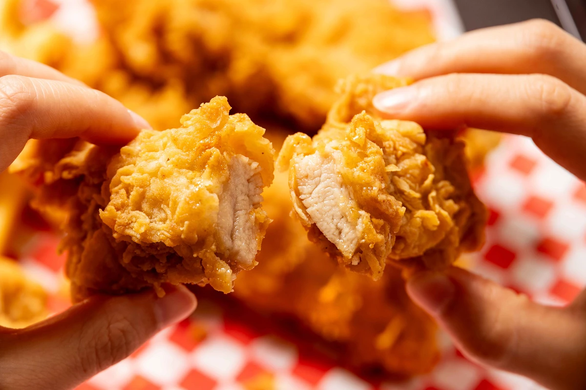 肯德基「爆脆無骨雞腿霸」採用整塊雞腿肉去骨製成，不同於常見雞柳條產品，完整保留整塊雞腿肉的厚實口感與多汁肉質。