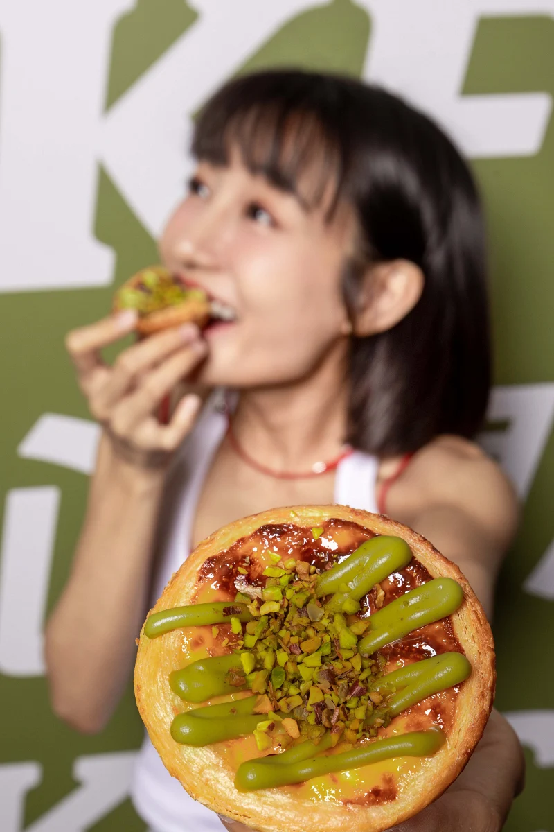 肯德基開心果脆粒蛋撻主打「流心、慕斯、脆粒」三層驚喜結構，精準鎖定甜點控的味蕾。