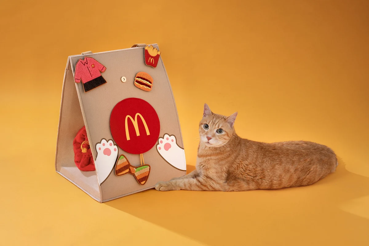 麥麥貓窩袋 → 1,000 M Point + 599 元加價購。將麥當勞外帶紙袋變身成毛孩專屬小窩。