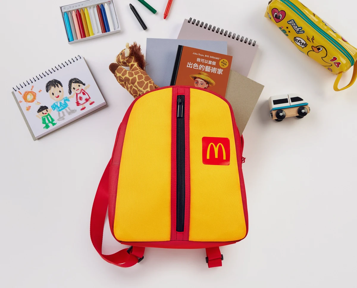 麥麥萌背包 → 1,000 M Point + 399 元即可入手。經典紅黃配色打造，風格俏皮又實用。