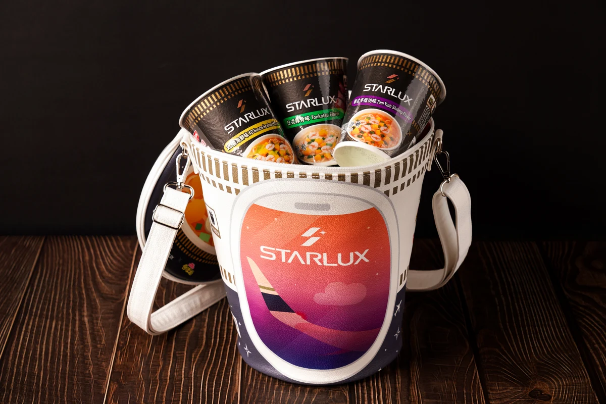 來一杯大的!星宇航空攜手日清食品推出「巨無霸泡麵杯包」