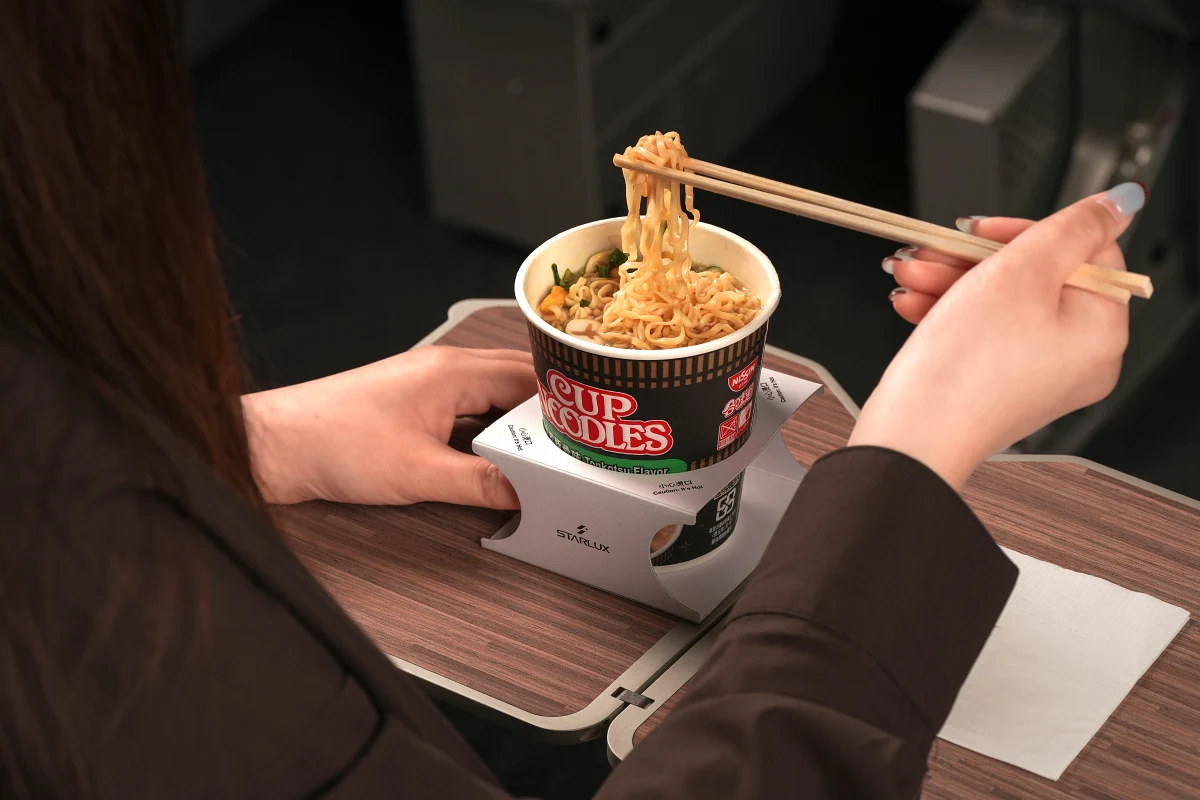 星宇航空X日清食品聯名的「日式經典豚骨味」現已正式加入長程航線的點心選項