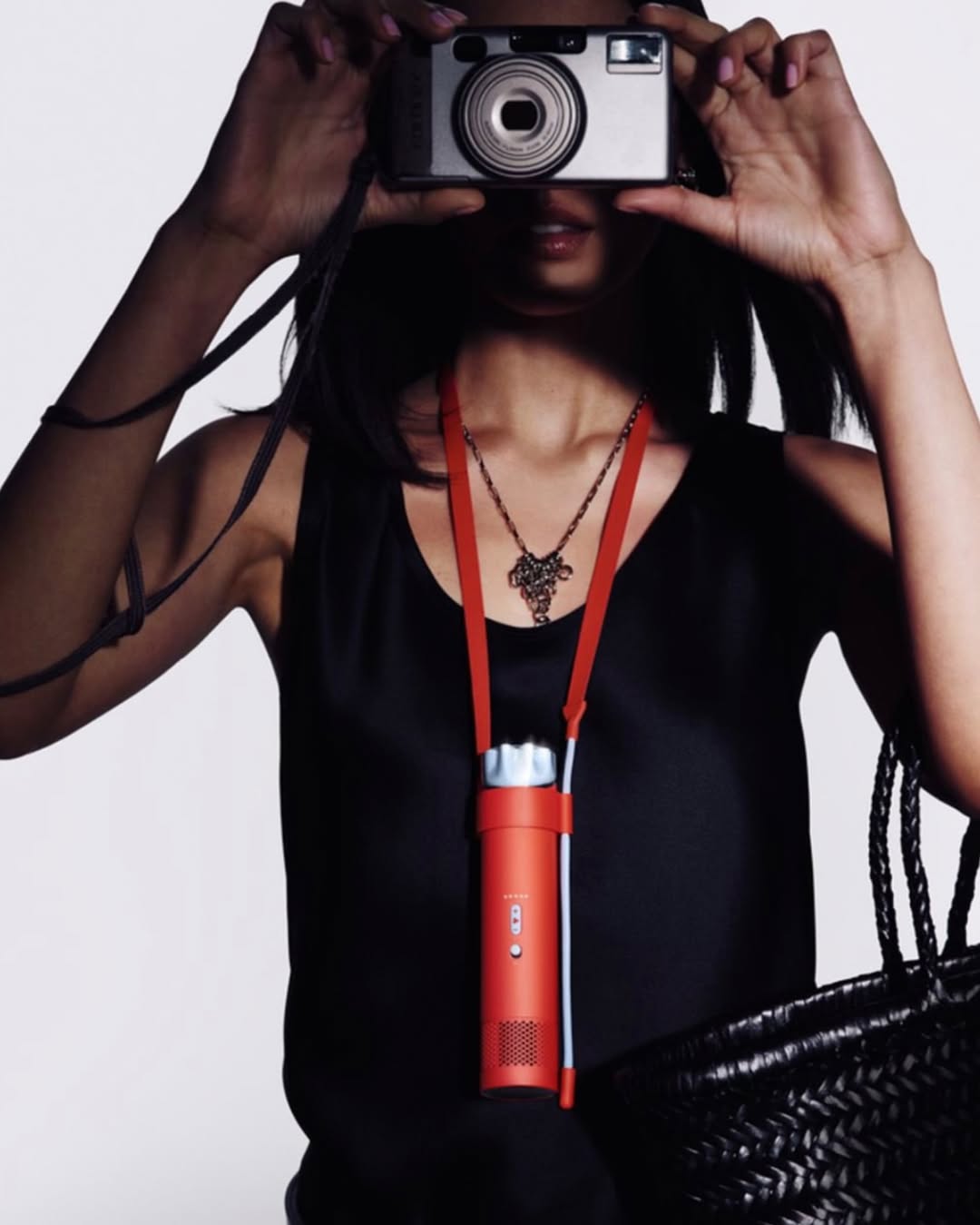 Dyson 推出首款手持風扇 HushJet Mini Cool