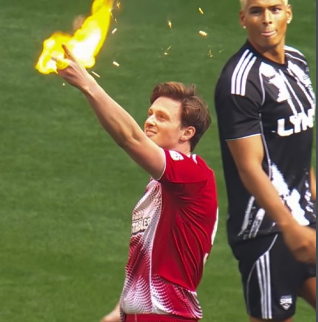 今年當主裁判 Mark Clattenburg 對 Max Fosh 出示黃牌時，這傢伙竟然當眾表演「焚燒黃牌」！