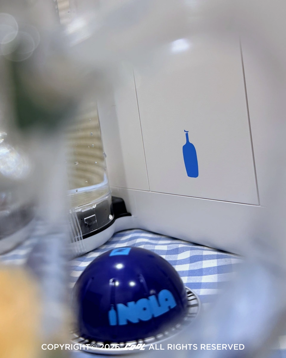 清新白色的 Vertuo Pop+ 藍瓶限量款咖啡機機身側邊,點綴經典藍瓶標誌。