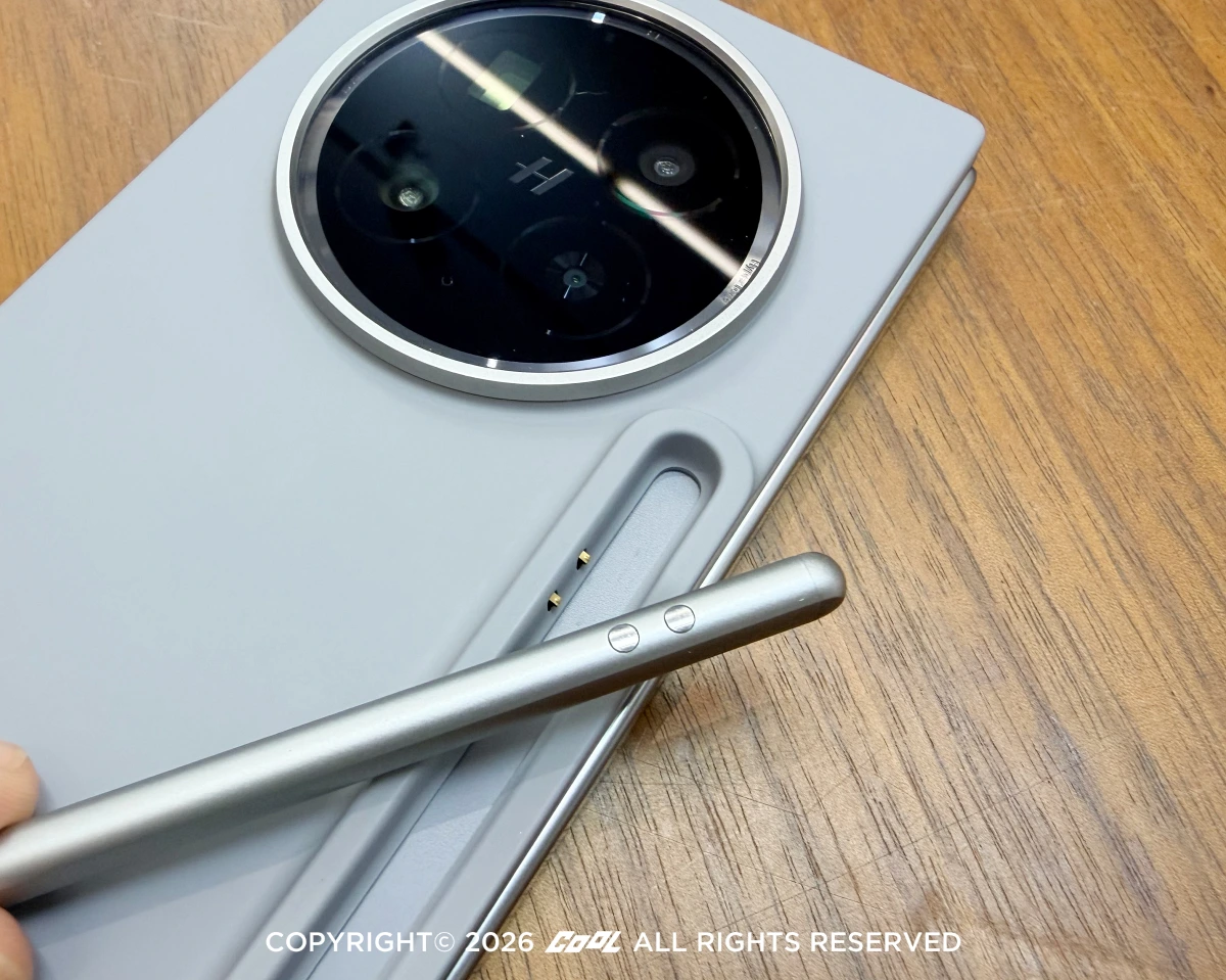 OPPO也首度為摺疊手機搭配智慧配件，推出OPPO AI Pen靈感筆套裝，包含OPPO AI Pen靈感筆與專用磁吸閃充殼