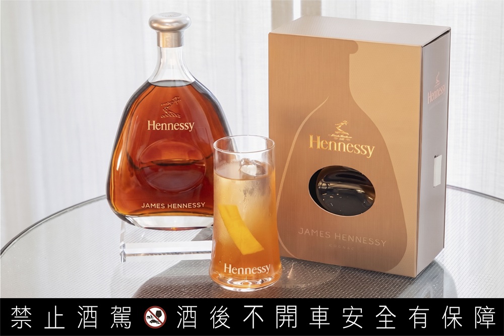 軒尼詩詹姆士干邑白蘭地以Highball形式呈現，輕盈清爽、隨性自在，適合居家簡易調飲享用。