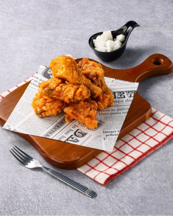 「奶油爆米花風味炸雞」，以韓國人氣蒜香奶油麵包為靈感打造，融合楓糖、奶油與蒜香，呈現甜鹹交織、外酥內嫩的濃郁口感
