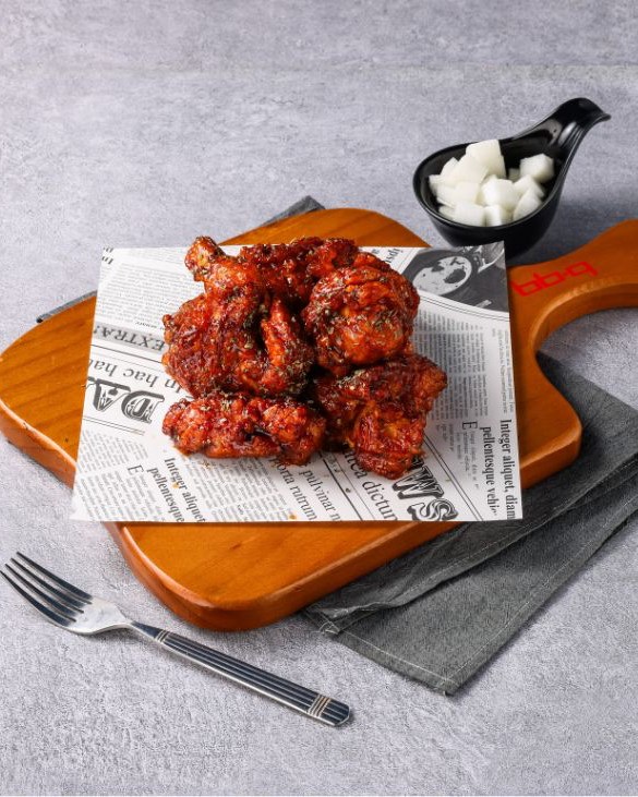 嗜辣者絕對不可錯過的「牙買加辣醬炸雞」，結合異國香料與微辣風味，入口辛香開胃、層次豐富