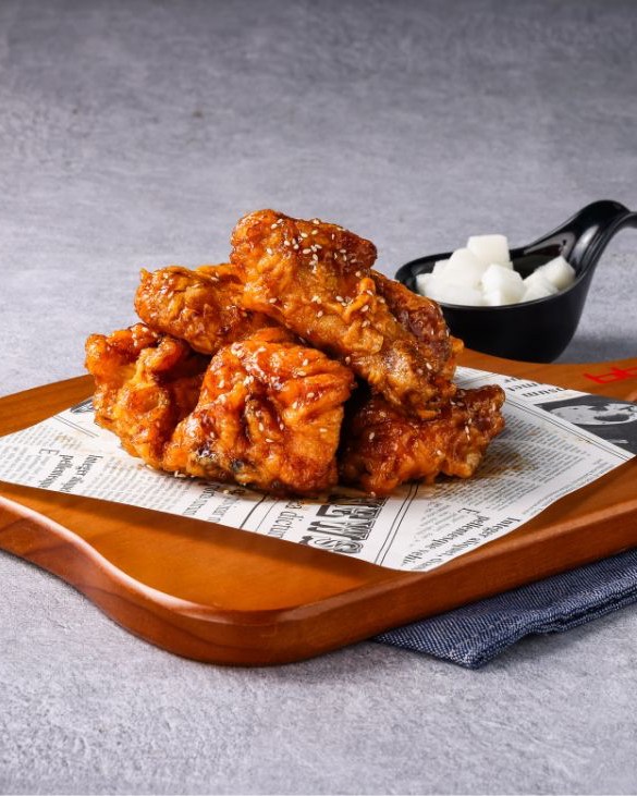 「王肋排風味炸雞」則以韓式經典排骨醬為基底，帶出鹹甜醬香與炭火香氣，風味厚實且層次分明