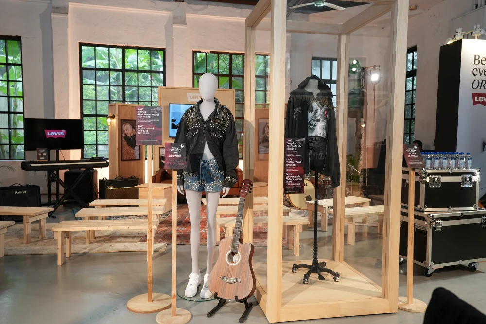 ROSÉ 的《Backstory》