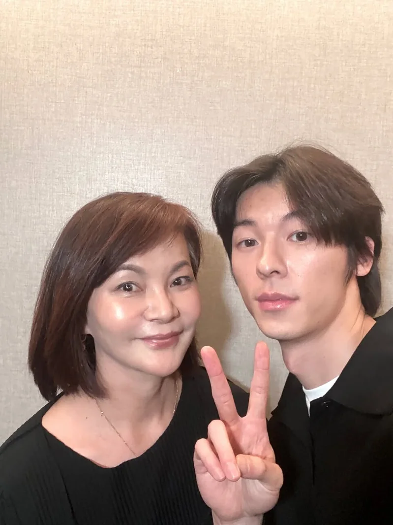 許光漢跟子瑜媽媽合照也被當作戀愛證據。（圖：IG）