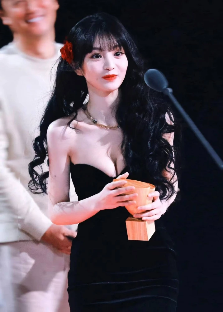 《逐玉》樊長玉太圈粉！田曦薇戲裡英氣動人，戲外還是超辣「維密」代言人！