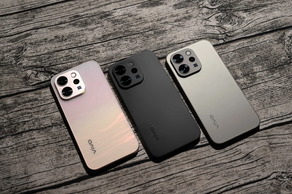 vivo V70推出「豔陽金」、「暮雲灰」、「星曜黑」三色。